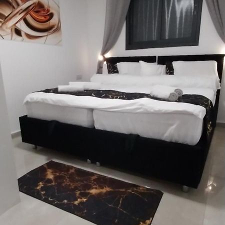 Apartmán שירת דבורה בבני ברק Giv'at Shemu'el Exteriér fotografie